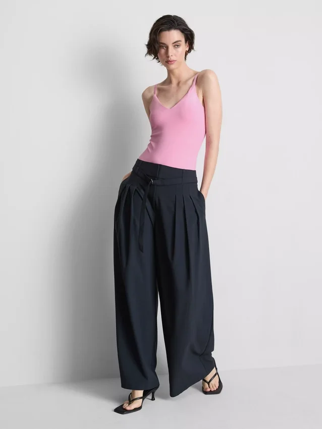 V-kaula-aukkoinen olkaimellinen bodysuit