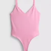 V-kaula-aukkoinen olkaimellinen bodysuit