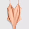 V-kaula-aukkoinen olkaimellinen bodysuit