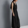 V-kaula-aukkoinen, pallomaiset lahkeet omaava jumpsuit