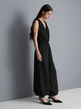 V-kaula-aukkoinen, pallomaiset lahkeet omaava jumpsuit