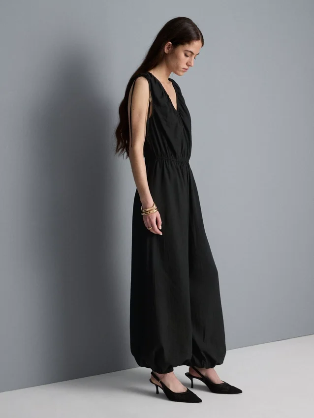 V-kaula-aukkoinen, pallomaiset lahkeet omaava jumpsuit