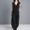 V-kaula-aukkoinen, pallomaiset lahkeet omaava jumpsuit