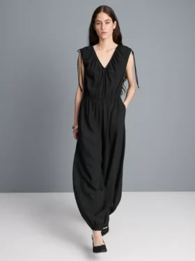 V-kaula-aukkoinen, pallomaiset lahkeet omaava jumpsuit