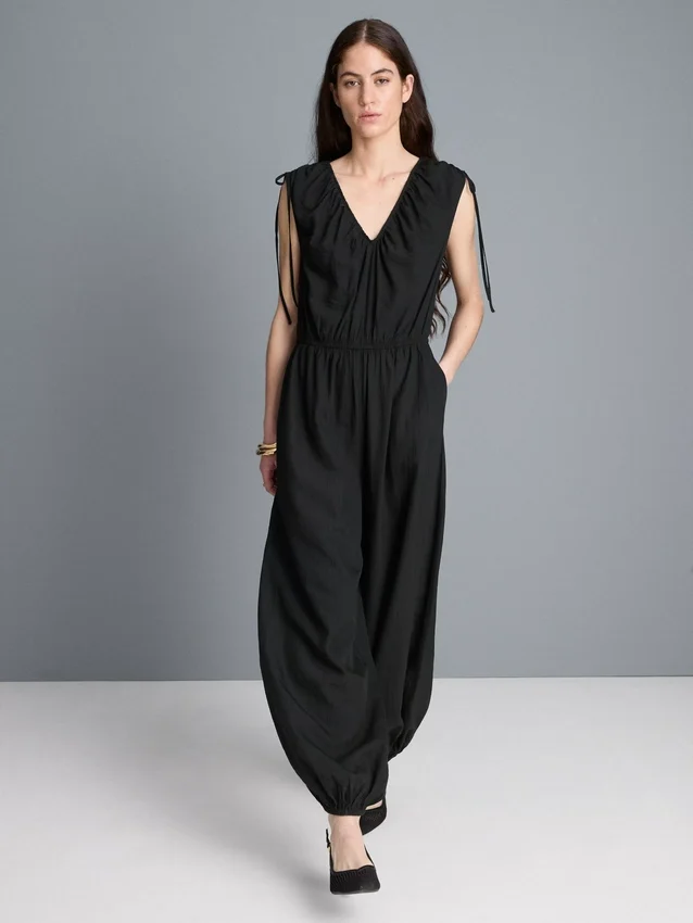 V-kaula-aukkoinen, pallomaiset lahkeet omaava jumpsuit