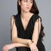 V-kaula-aukkoinen, pallomaiset lahkeet omaava jumpsuit