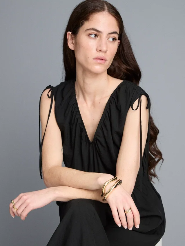 V-kaula-aukkoinen, pallomaiset lahkeet omaava jumpsuit