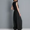 V-kaula-aukkoinen, pallomaiset lahkeet omaava jumpsuit