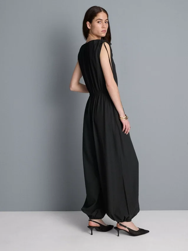 V-kaula-aukkoinen, pallomaiset lahkeet omaava jumpsuit