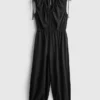 V-kaula-aukkoinen, pallomaiset lahkeet omaava jumpsuit