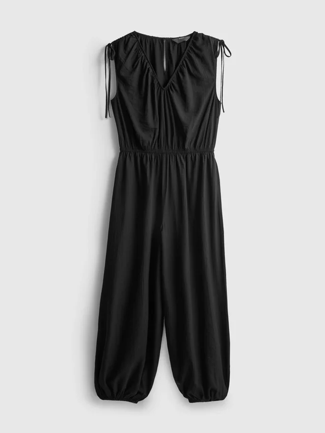 V-kaula-aukkoinen, pallomaiset lahkeet omaava jumpsuit
