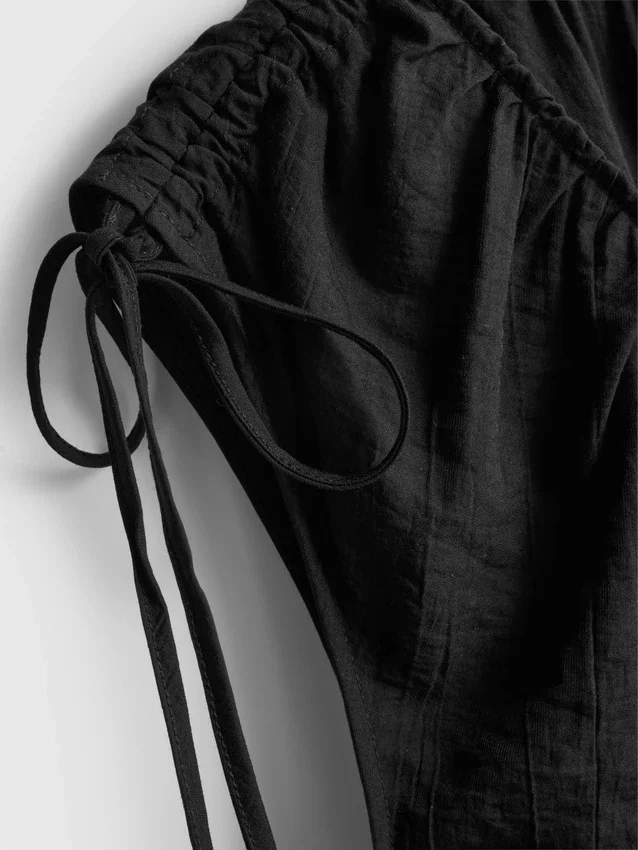 V-kaula-aukkoinen, pallomaiset lahkeet omaava jumpsuit