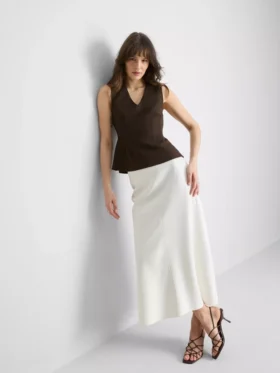 V-kaula-aukkoinen peplum-hihaton toppi