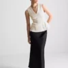 V-kaula-aukkoinen peplum-hihaton toppi