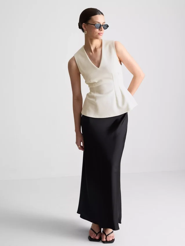 V-kaula-aukkoinen peplum-hihaton toppi