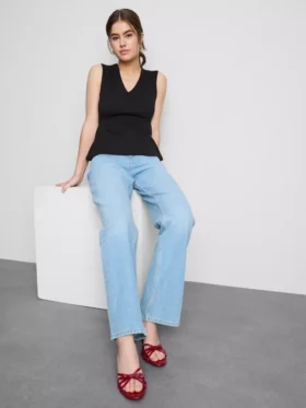 V-kaula-aukkoinen peplum-hihaton toppi