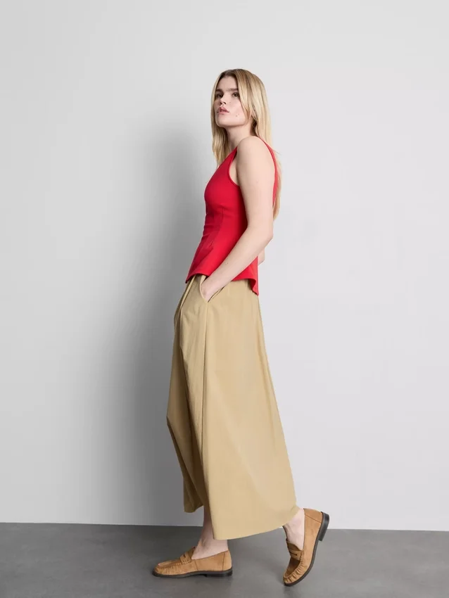 V-kaula-aukkoinen peplum-hihaton toppi