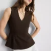 V-kaula-aukkoinen peplum-hihaton toppi