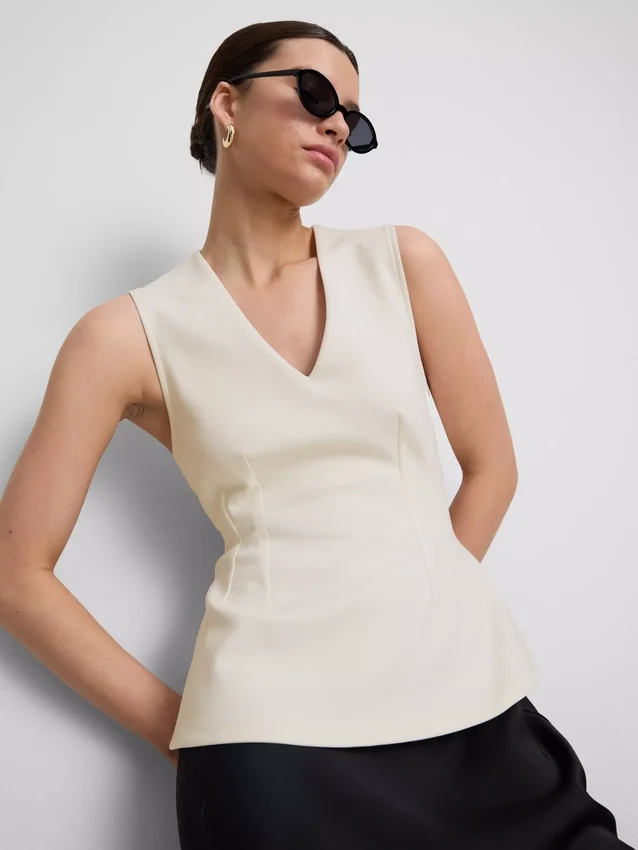 V-kaula-aukkoinen peplum-hihaton toppi