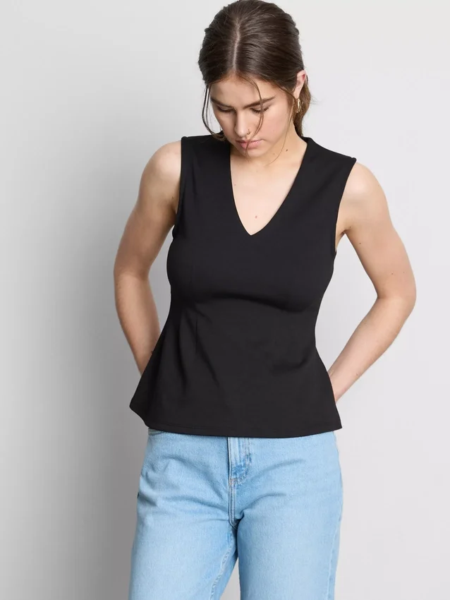 V-kaula-aukkoinen peplum-hihaton toppi