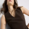 V-kaula-aukkoinen peplum-hihaton toppi