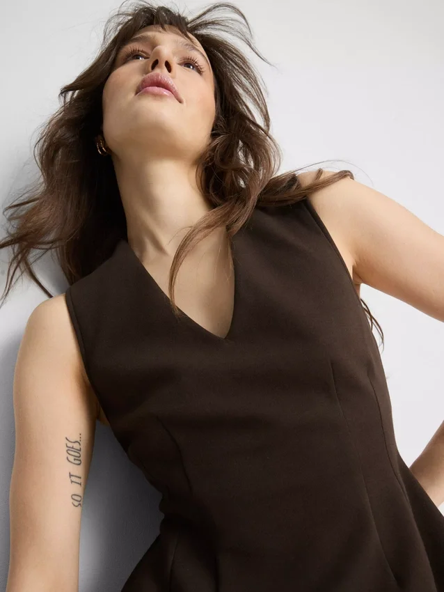 V-kaula-aukkoinen peplum-hihaton toppi