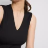 V-kaula-aukkoinen peplum-hihaton toppi
