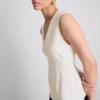 V-kaula-aukkoinen peplum-hihaton toppi