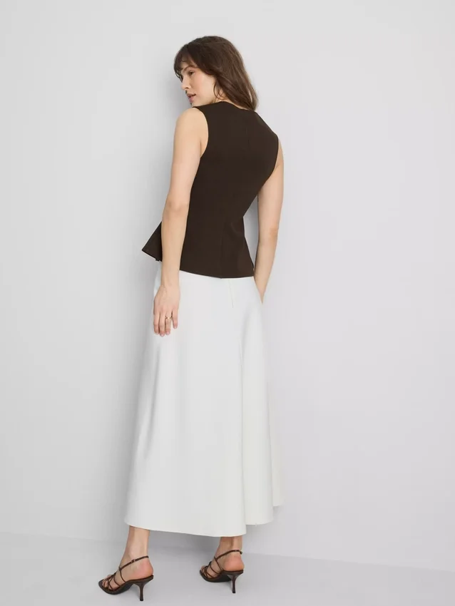 V-kaula-aukkoinen peplum-hihaton toppi