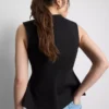 V-kaula-aukkoinen peplum-hihaton toppi