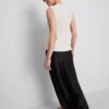 V-kaula-aukkoinen peplum-hihaton toppi