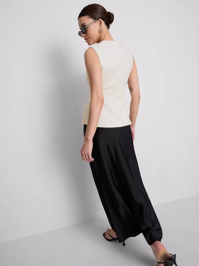 V-kaula-aukkoinen peplum-hihaton toppi