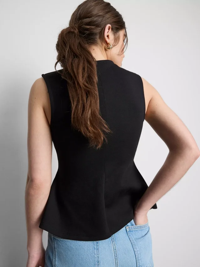 V-kaula-aukkoinen peplum-hihaton toppi