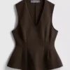 V-kaula-aukkoinen peplum-hihaton toppi