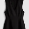 V-kaula-aukkoinen peplum-hihaton toppi