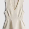 V-kaula-aukkoinen peplum-hihaton toppi