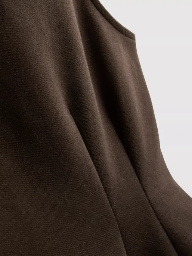 V-kaula-aukkoinen peplum-hihaton toppi