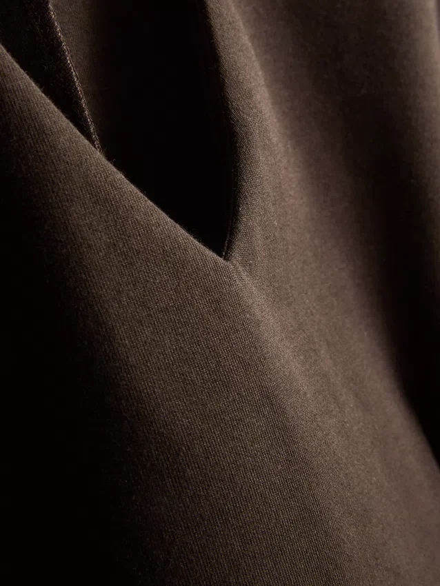 V-kaula-aukkoinen peplum-hihaton toppi