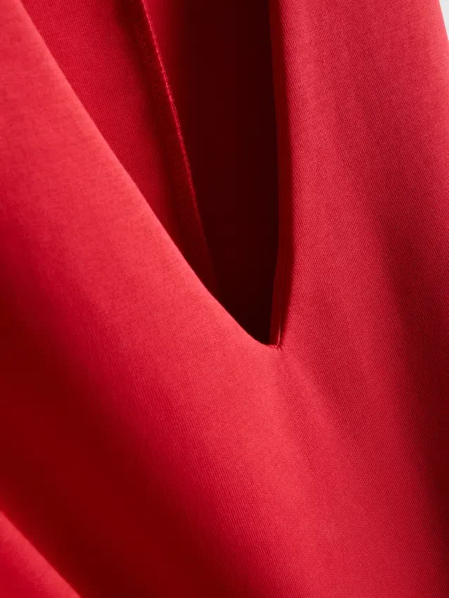 V-kaula-aukkoinen peplum-hihaton toppi