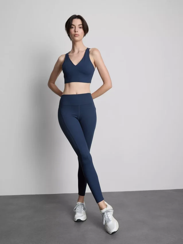 V-kaula-aukkoinen Racer Active -croptop