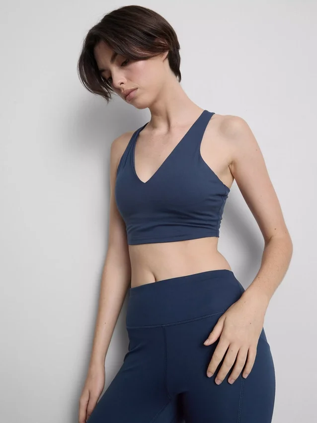 V-kaula-aukkoinen Racer Active -croptop