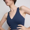 V-kaula-aukkoinen Racer Active -croptop