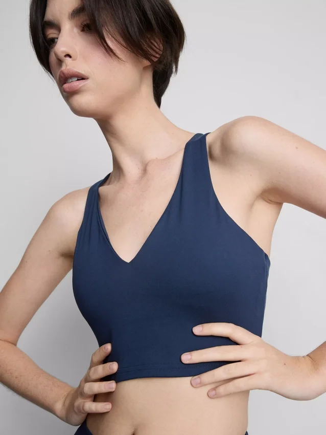 V-kaula-aukkoinen Racer Active -croptop
