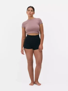 Vartaloa muotoilevat shortsit