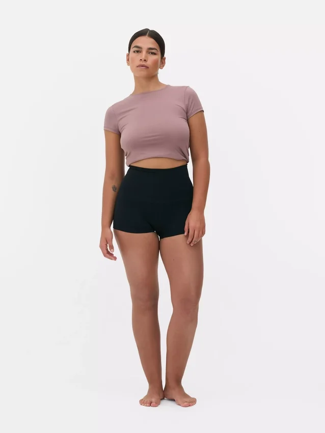 Vartaloa muotoilevat shortsit