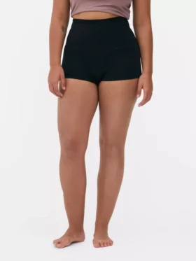 Vartaloa muotoilevat shortsit