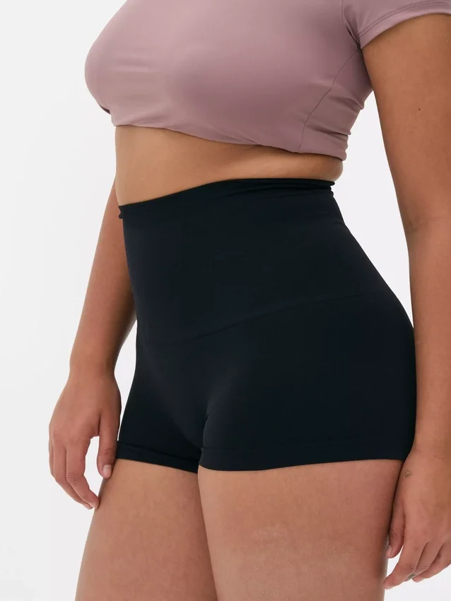Vartaloa muotoilevat shortsit