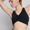 Voimaisen pehmeä urheilullinen rypytetty crop-toppi