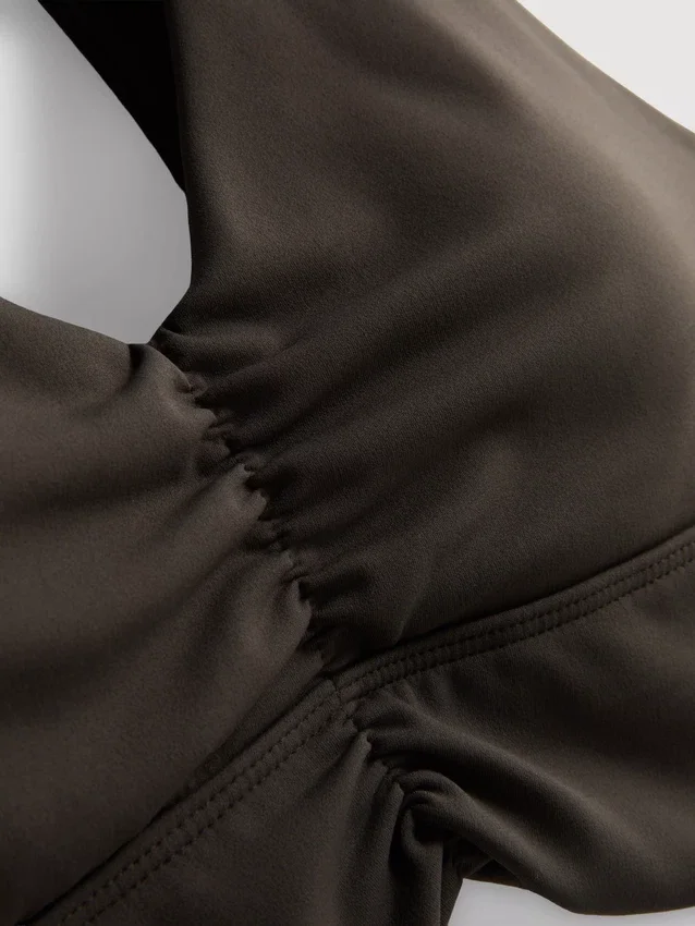 Voimaisen pehmeä urheilullinen rypytetty crop-toppi