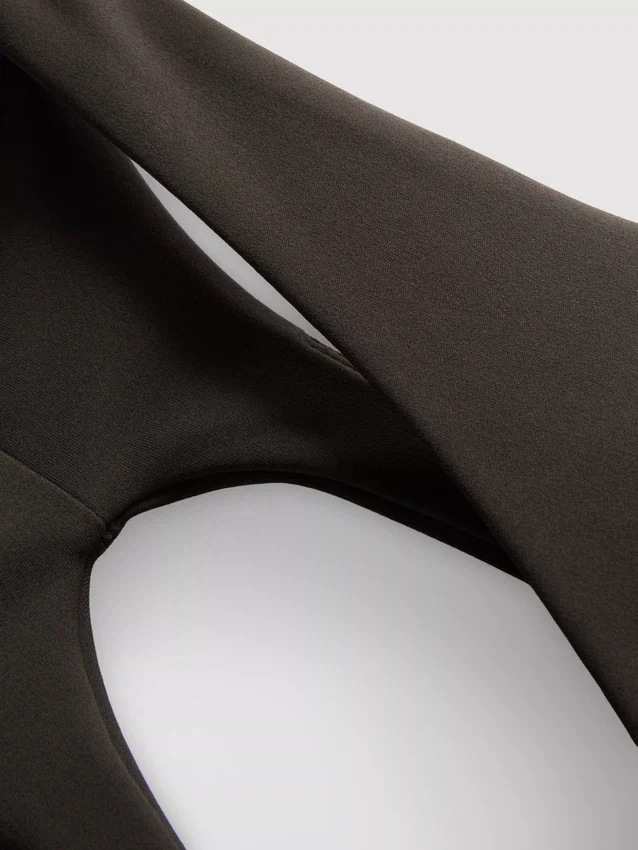 Voimaisen pehmeä urheilullinen rypytetty crop-toppi